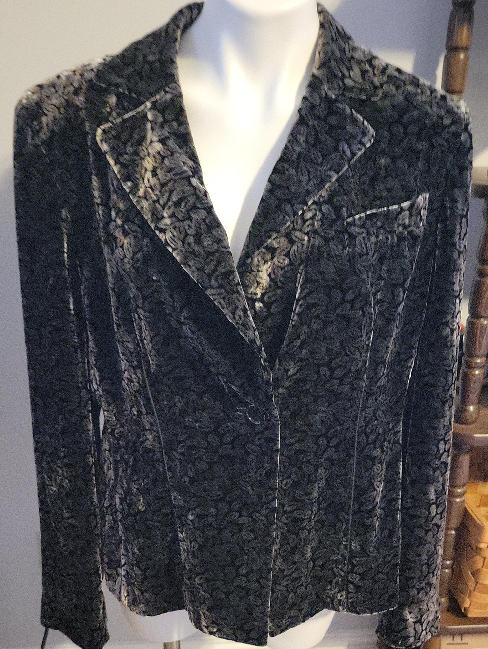 Anne Klein Black Velvet Floral-Texture Blazer....size 16